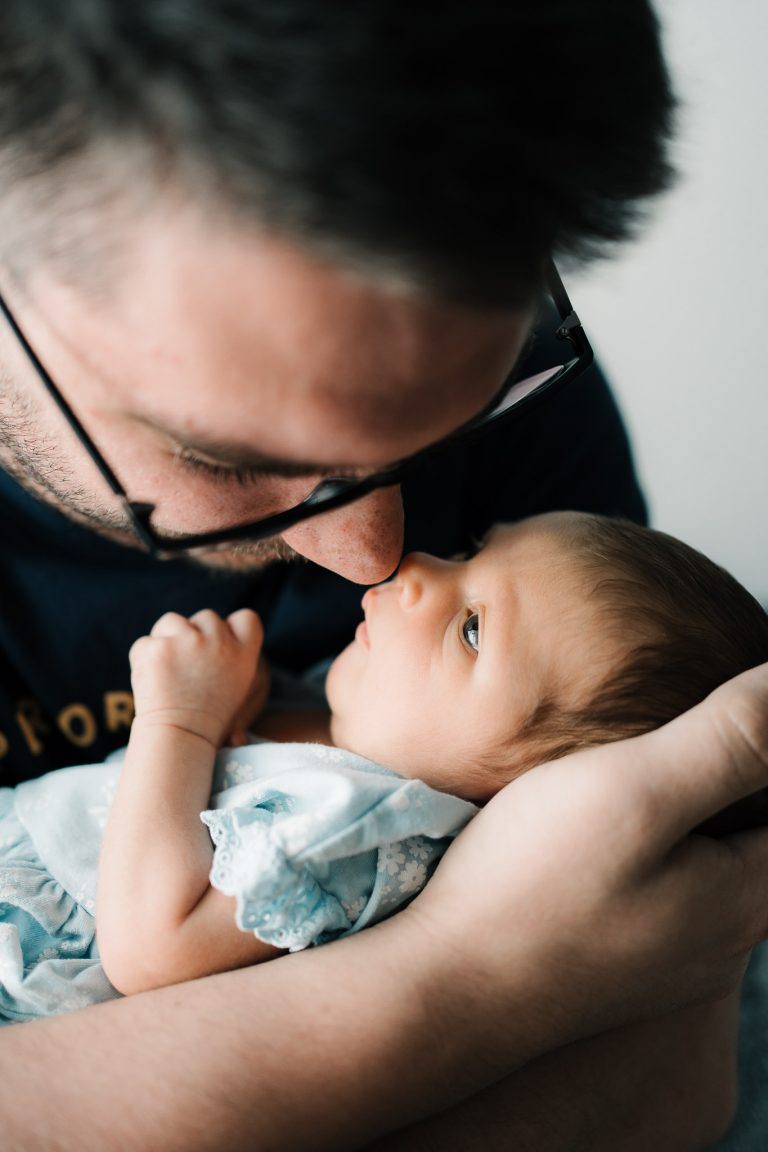 Tatínek se mazlí s miminkem při focení v Liberci
