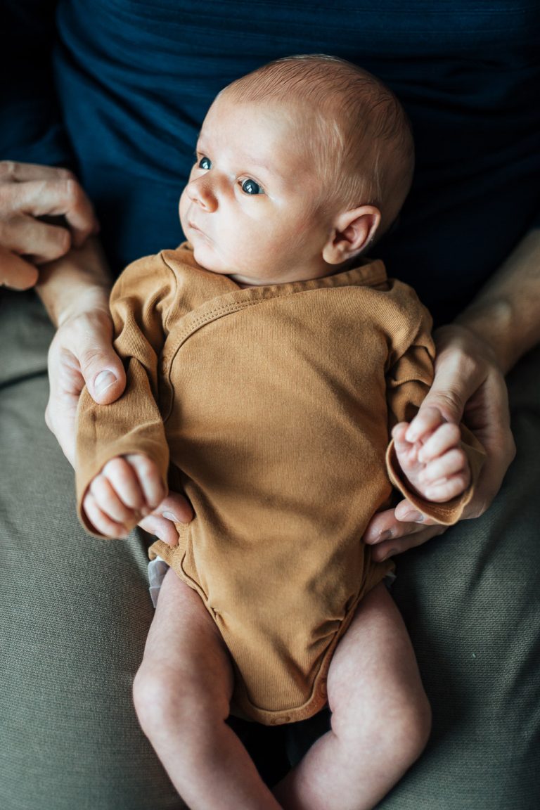 Novorozenec při newborn focení v Liberci