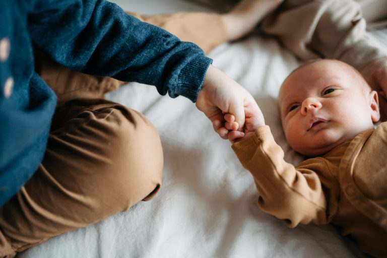 Novorozenec se starším bratrem při newborn focení v Liberci