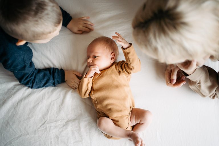 Novorozenec při newborn focení v Liberci